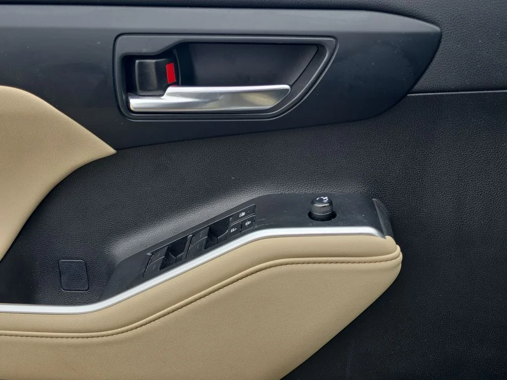 Used 2024  Toyota XLE image 19