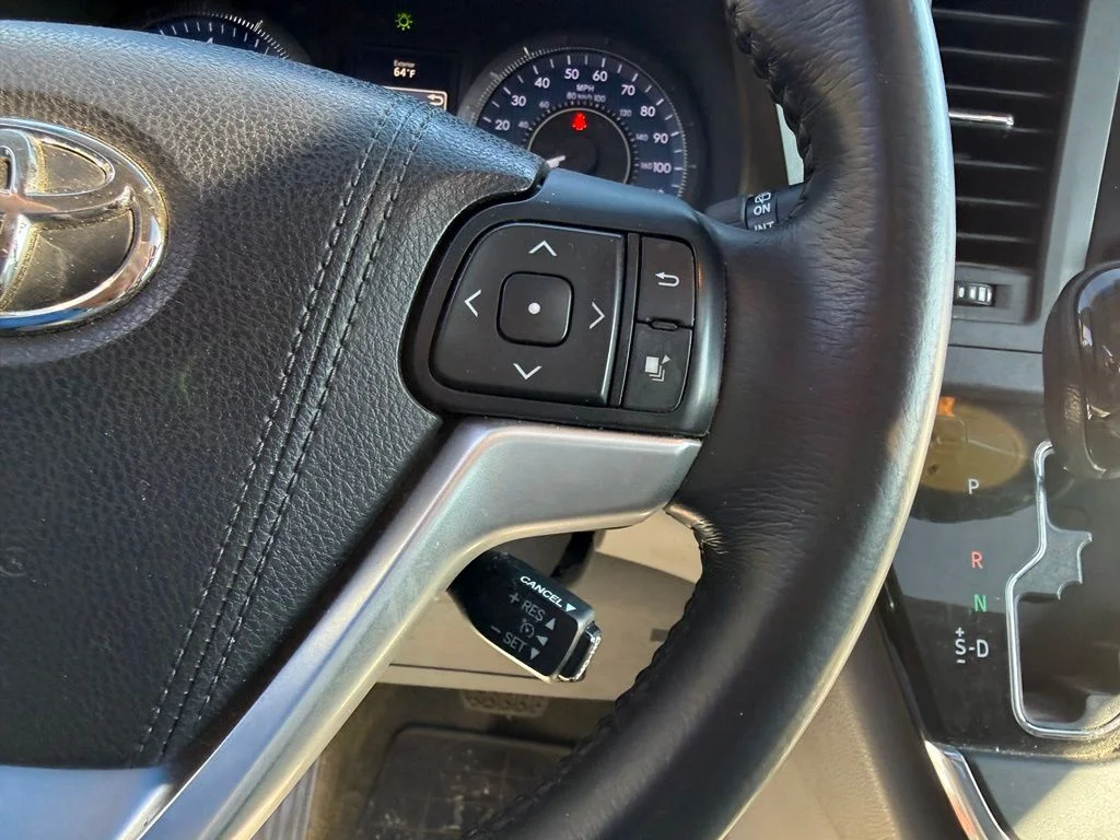 Used 2016 Salsa Red Pearl Toyota XLE image 12