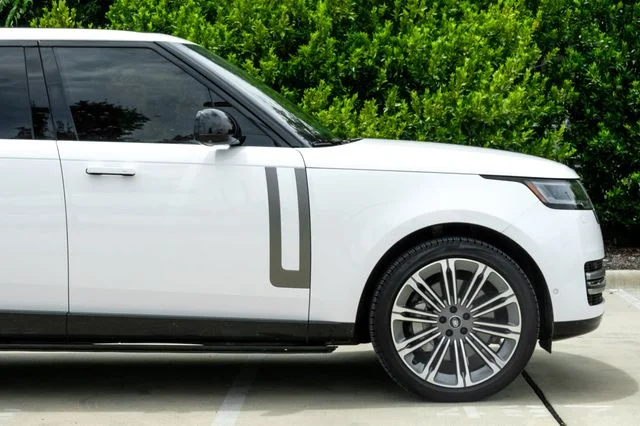 Used 2024 White Land Rover SE image 12