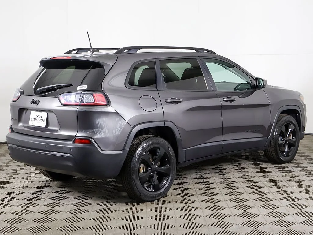 Used 2019 Gray Jeep Latitude Plus image 8