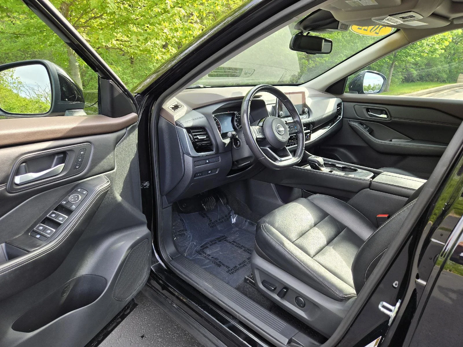 Used 2022 Super Black Nissan SL image 12