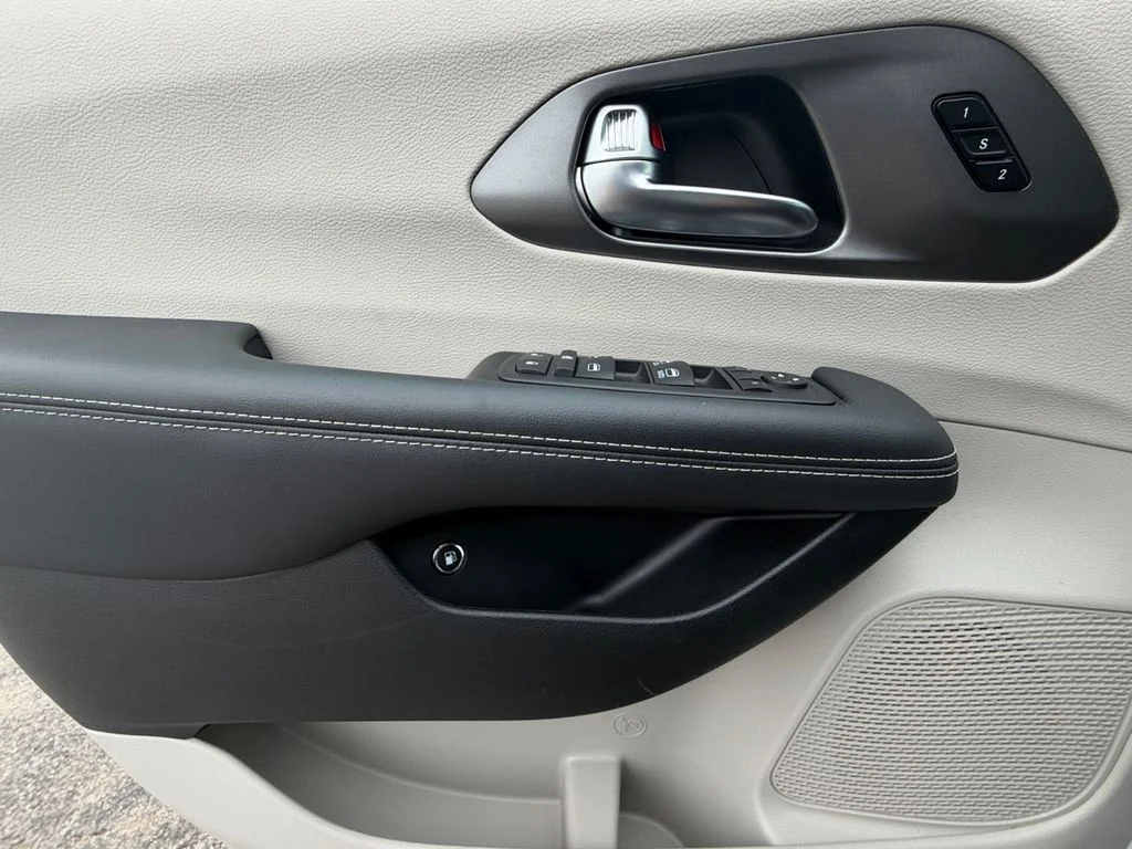 2024 Chrysler Pacifica PHEV Select - Photo 11