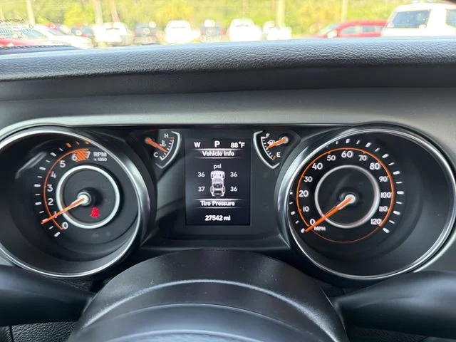 Used 2021 Green Jeep Sport image 27