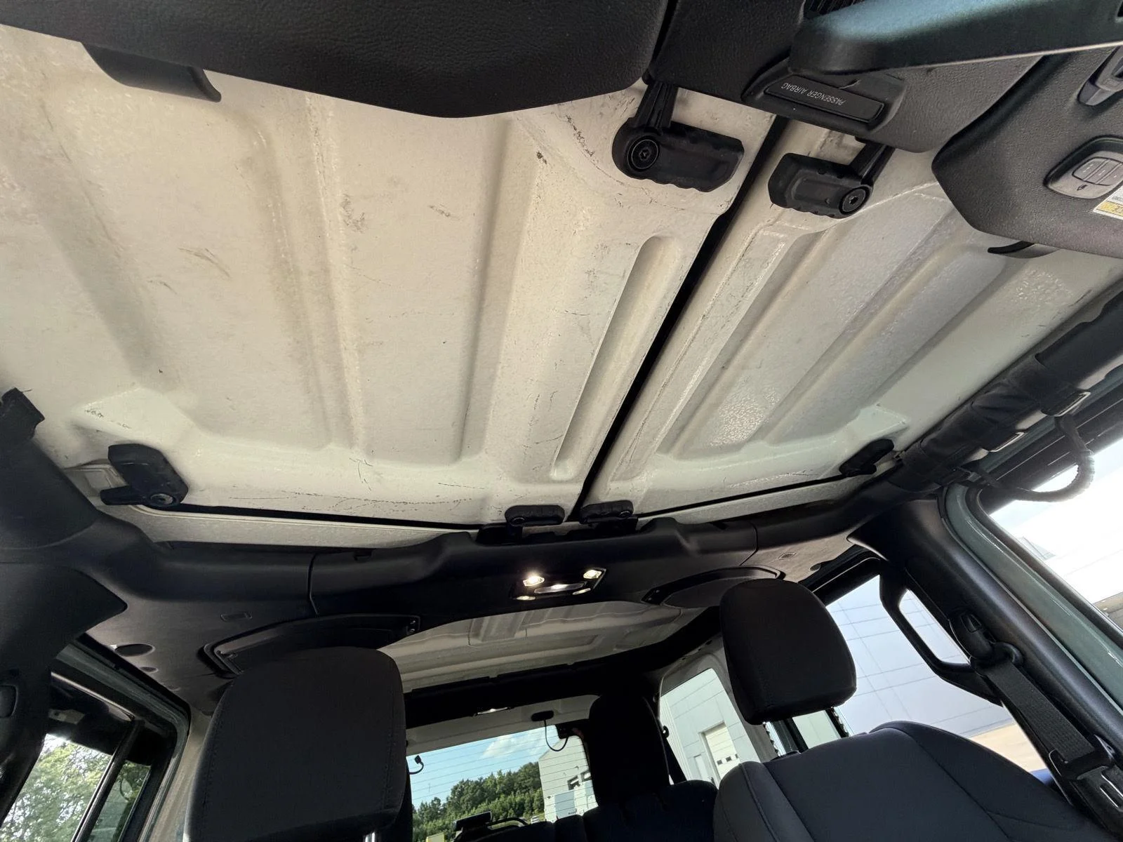 Used 2023 Earl Clearcoat Jeep Sport S image 22