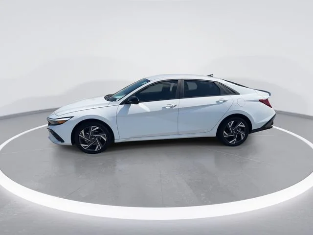Used 2025 White Hyundai SEL Sport image 5