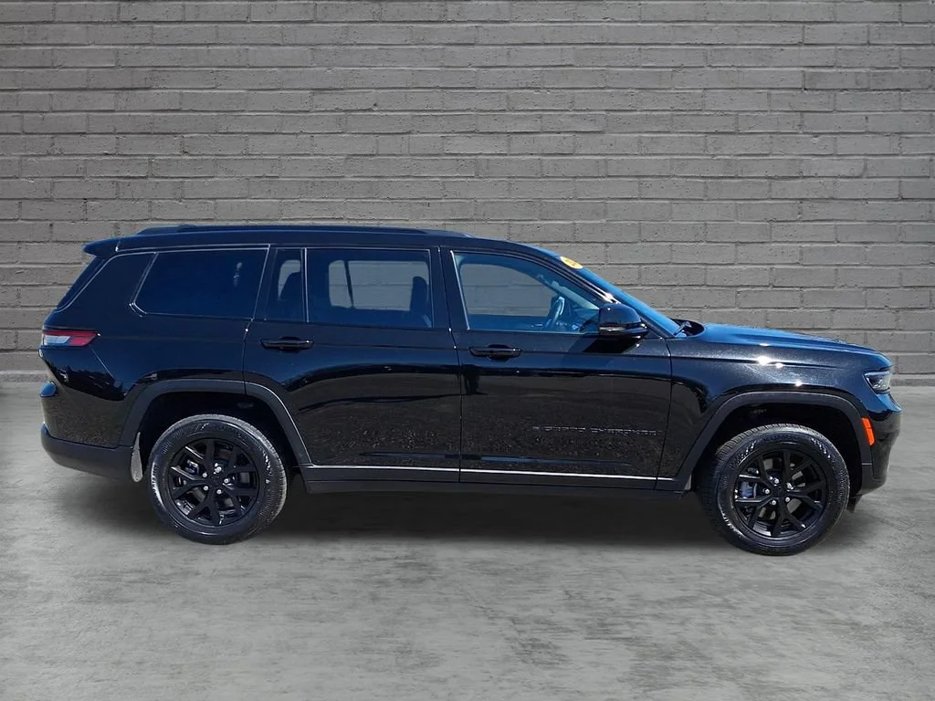 Used 2024 Diamond Black Crystal Pearlcoat Jeep Altitude image 13