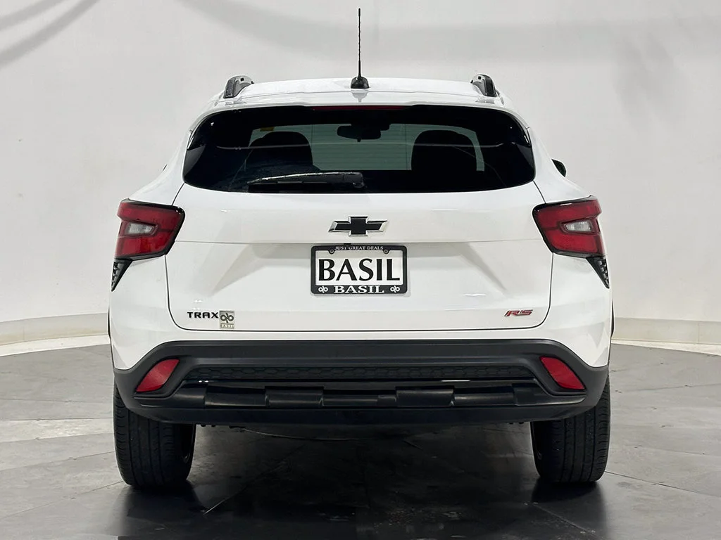 Used 2024 Summit White Chevrolet 2RS image 12