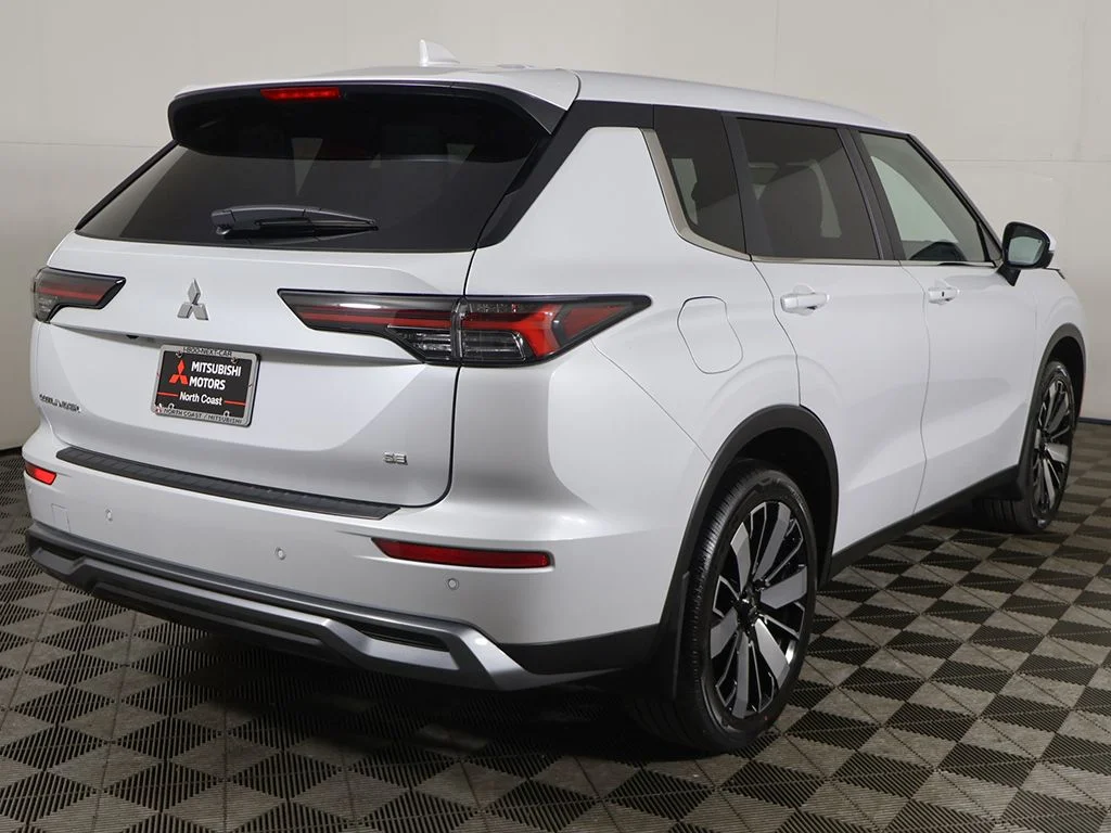 New 2026 White Mitsubishi SE image 12