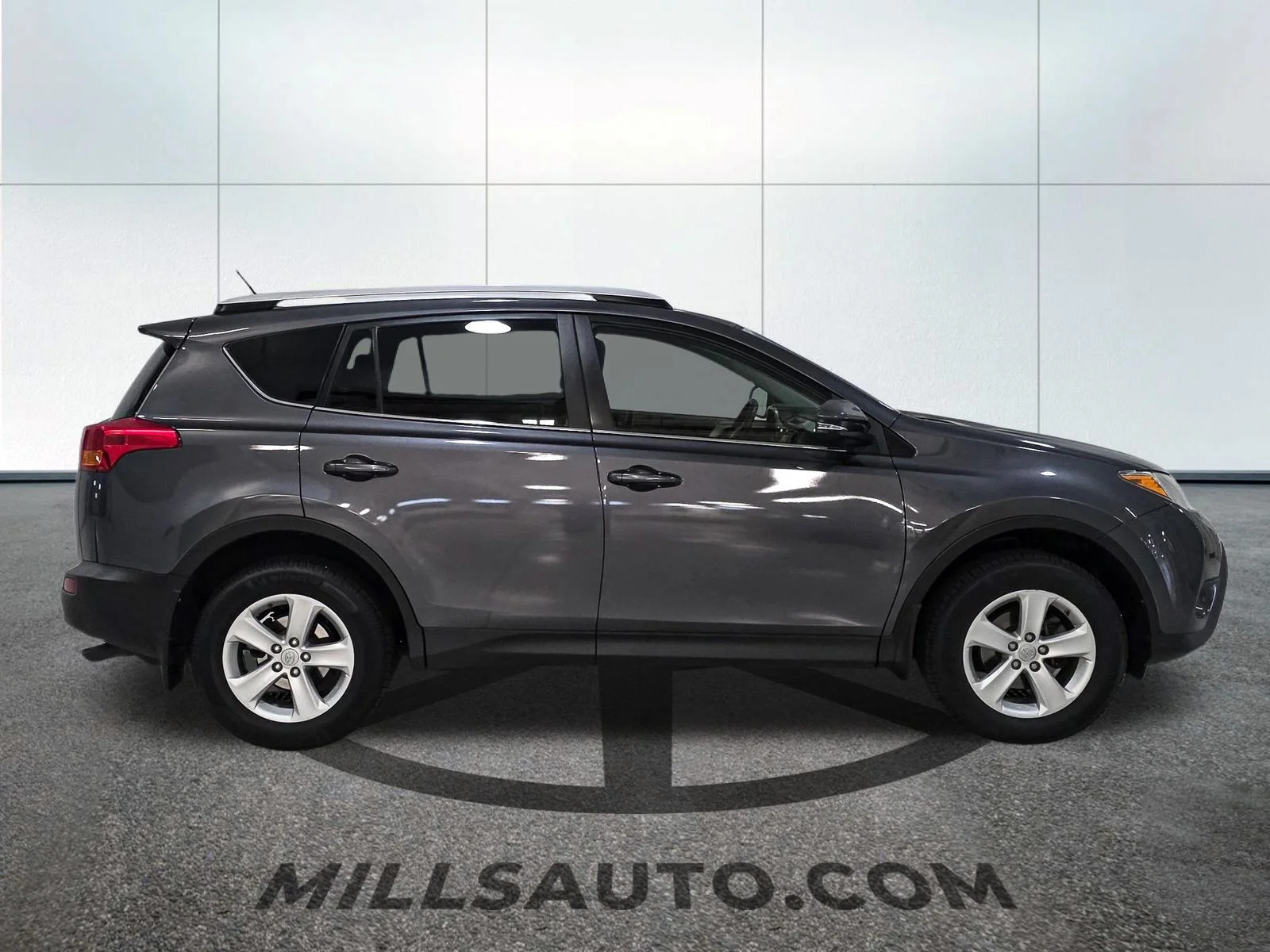 Used 2014 Gray Toyota XLE image 9