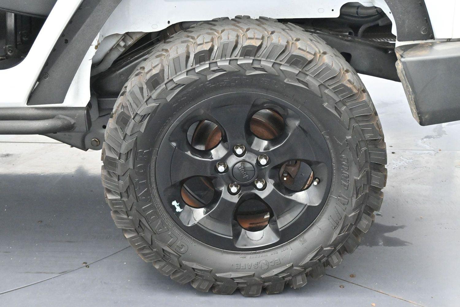 Used 2015 Bright White Clearcoat Jeep Altitude image 30