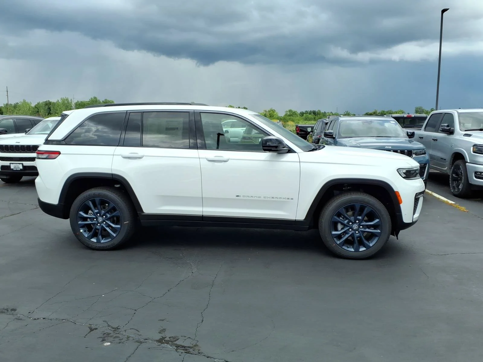 New 2026 Bright White Clear-Coat Exterior Paint Jeep  image 18