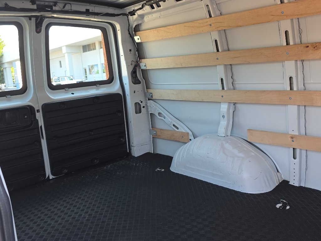 Used 2025 Summit White Chevrolet Work Van image 27