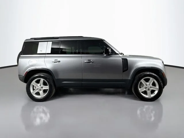 Used 2021 Eiger Grey Metallic Land Rover SE image 4