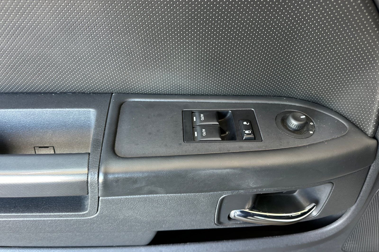 Used 2013 White Dodge SXT image 10
