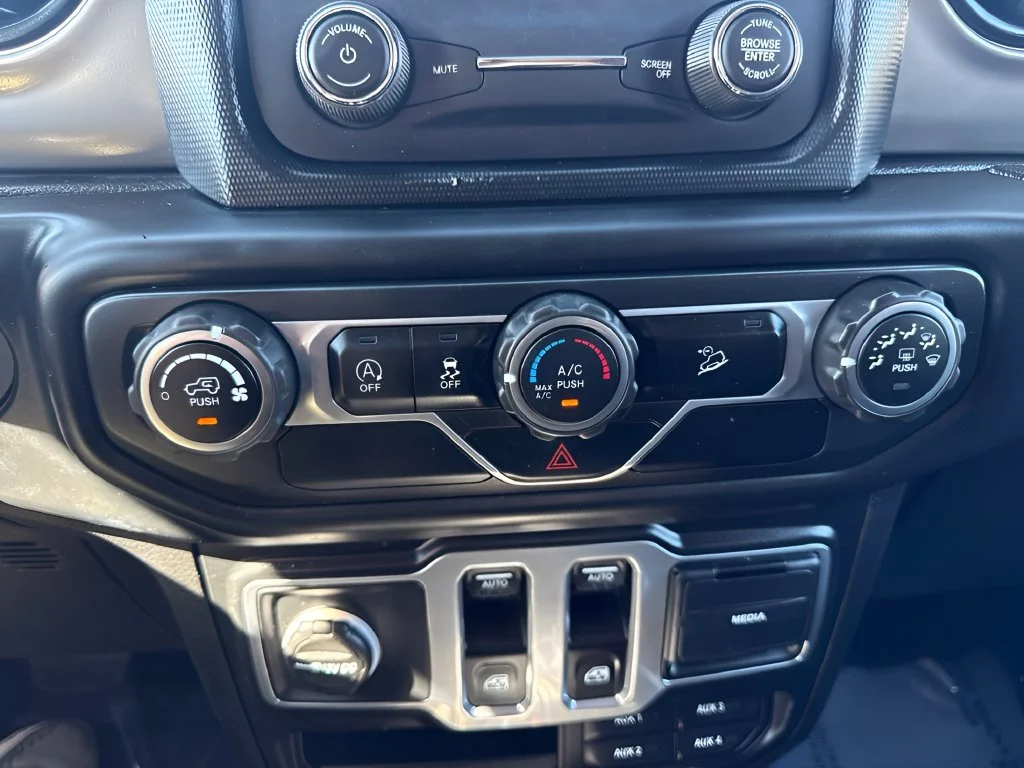 Used 2018 White Jeep Sport S image 17