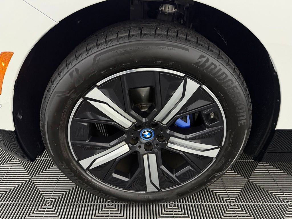 Used 2023 White BMW xDrive50 image 10