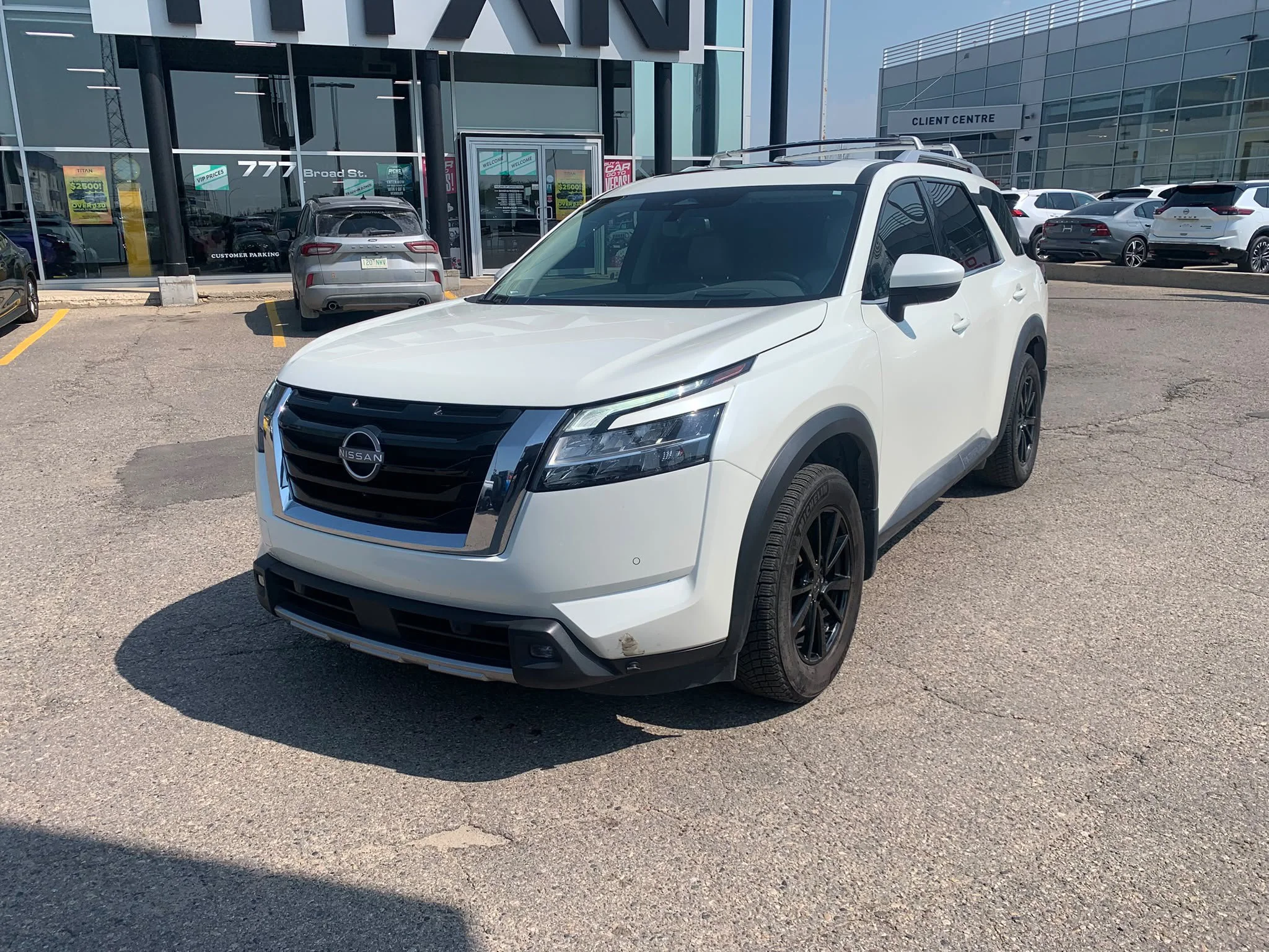 Used 2022 White Nissan SL image 4