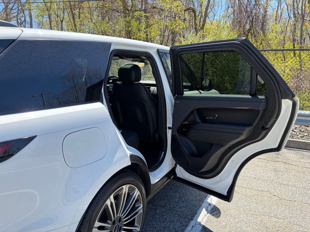 Used 2023 White Land Rover SE image 16