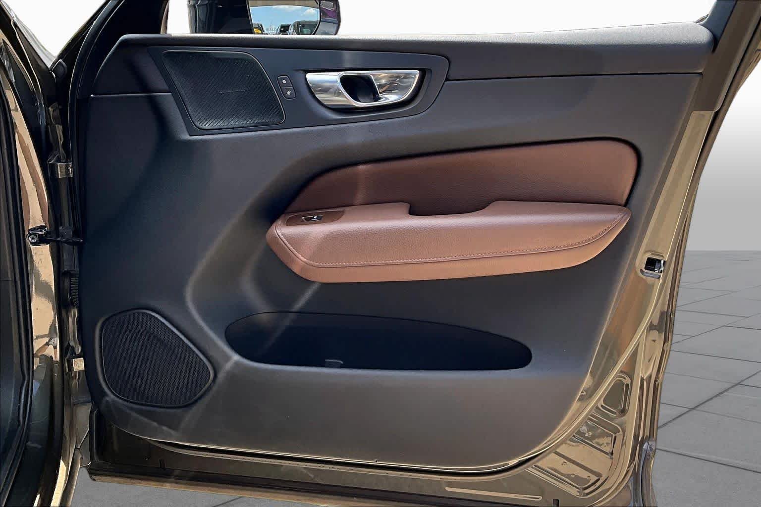 Used 2020 Pine Grey Metallic Volvo Momentum image 27