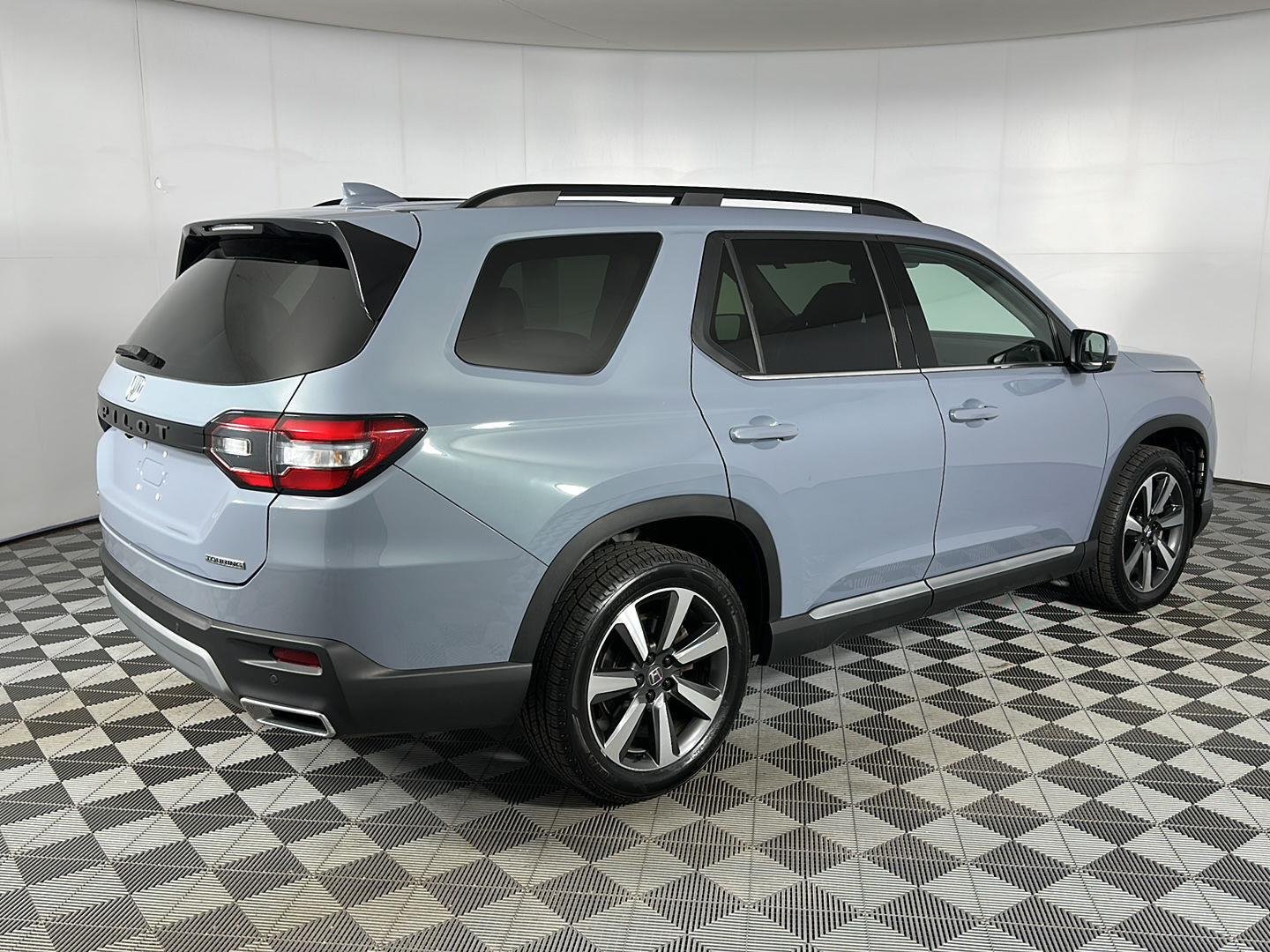 Used 2024 Sonic Gray Pearl Honda Touring image 28