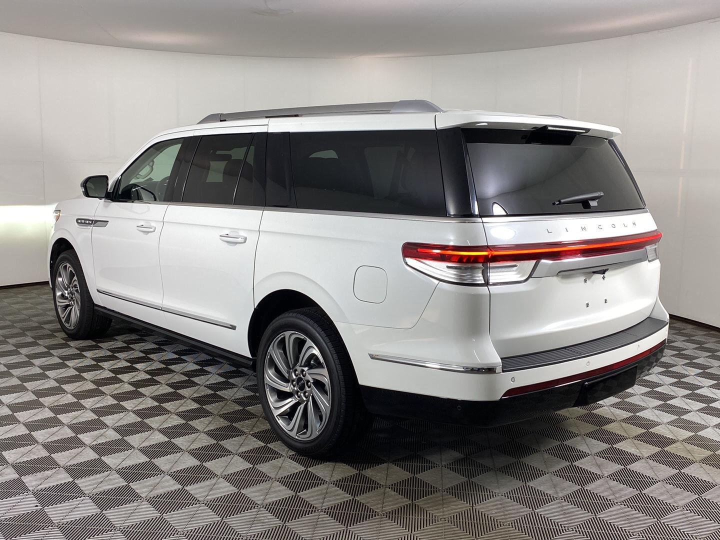 Used 2022 Pristine White Lincoln Reserve image 9