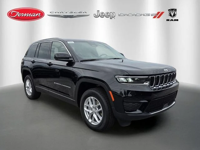 New 2026 Diamond Black Crystal Pearl-Coat Exterior Paint Jeep Laredo image 1