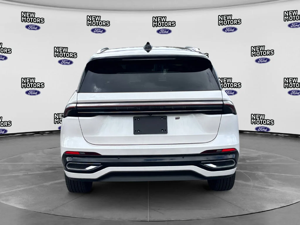 Used 2024 White Platinum Clearcoat Metallic Lincoln Reserve image 4