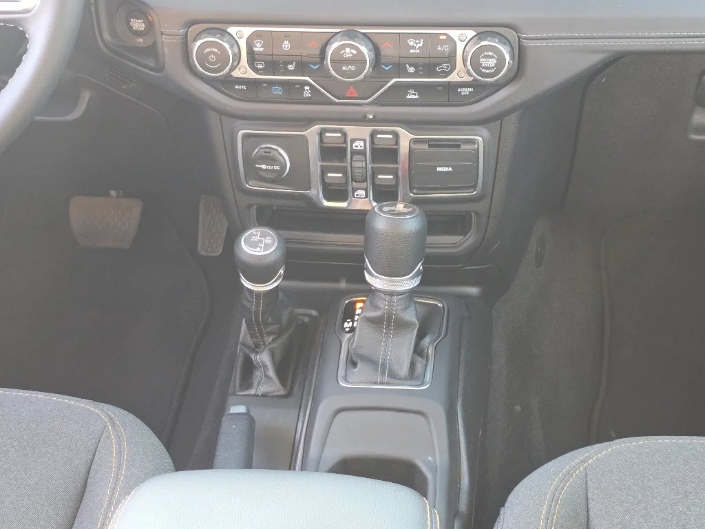 Used 2025 Anvil Clear Coat Jeep Sahara 4xe image 25