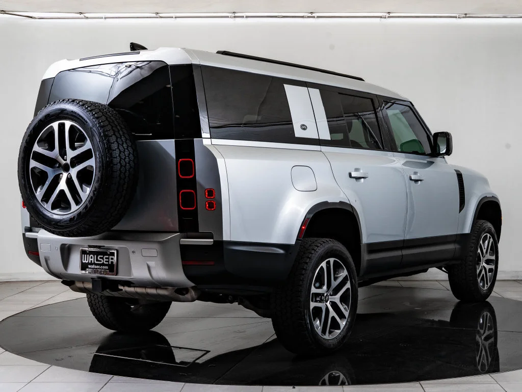 Used 2024 Hakuba Silver Metallic Land Rover S image 10