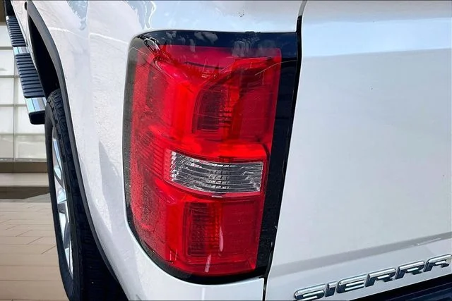 Used 2015 White GMC Denali image 31