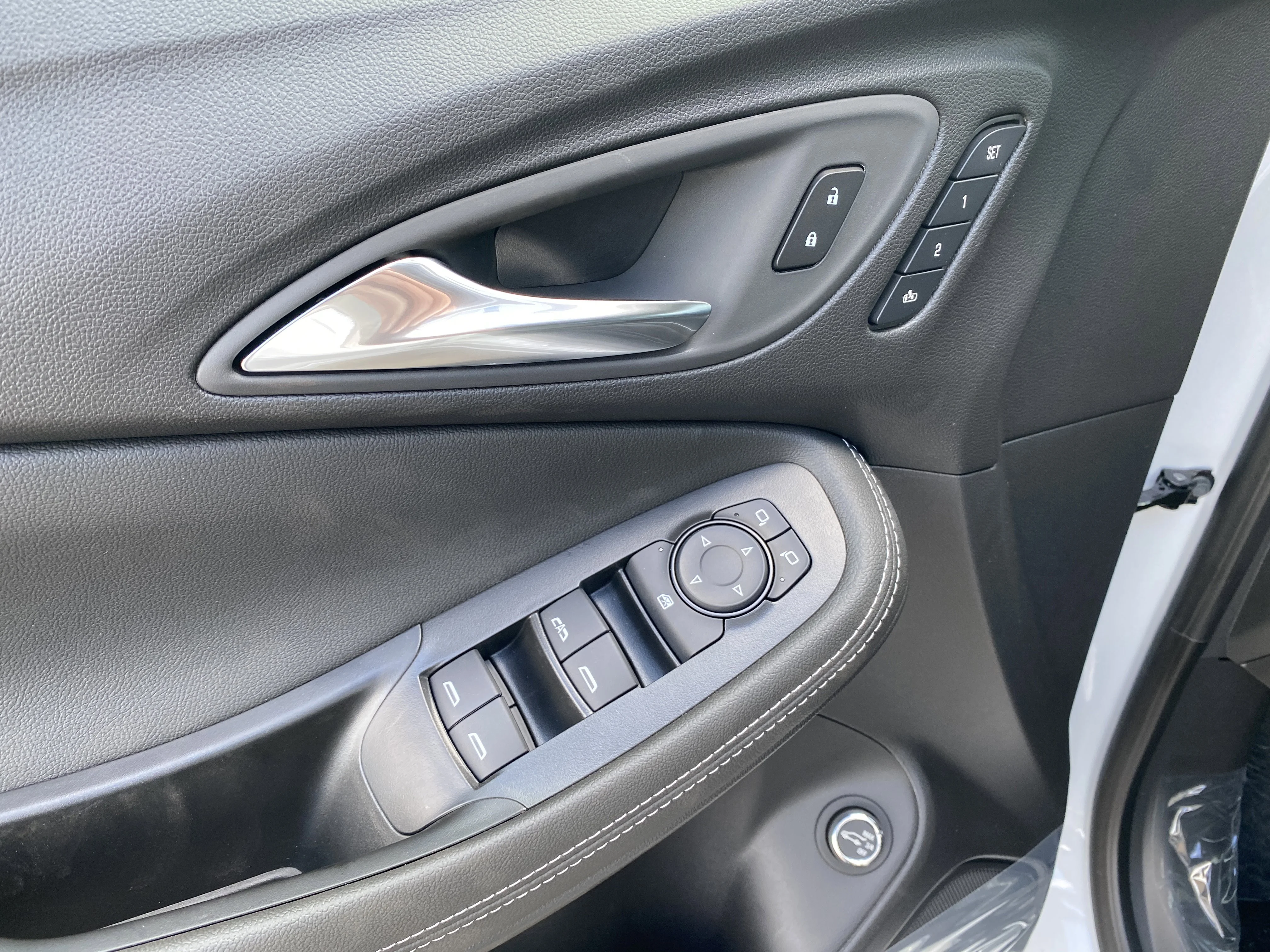 New 2026 WHITE FROST TRICOAT Buick Avenir image 25