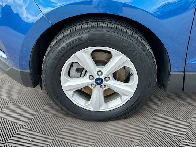 Used 2022 Blue Ford SE image 29