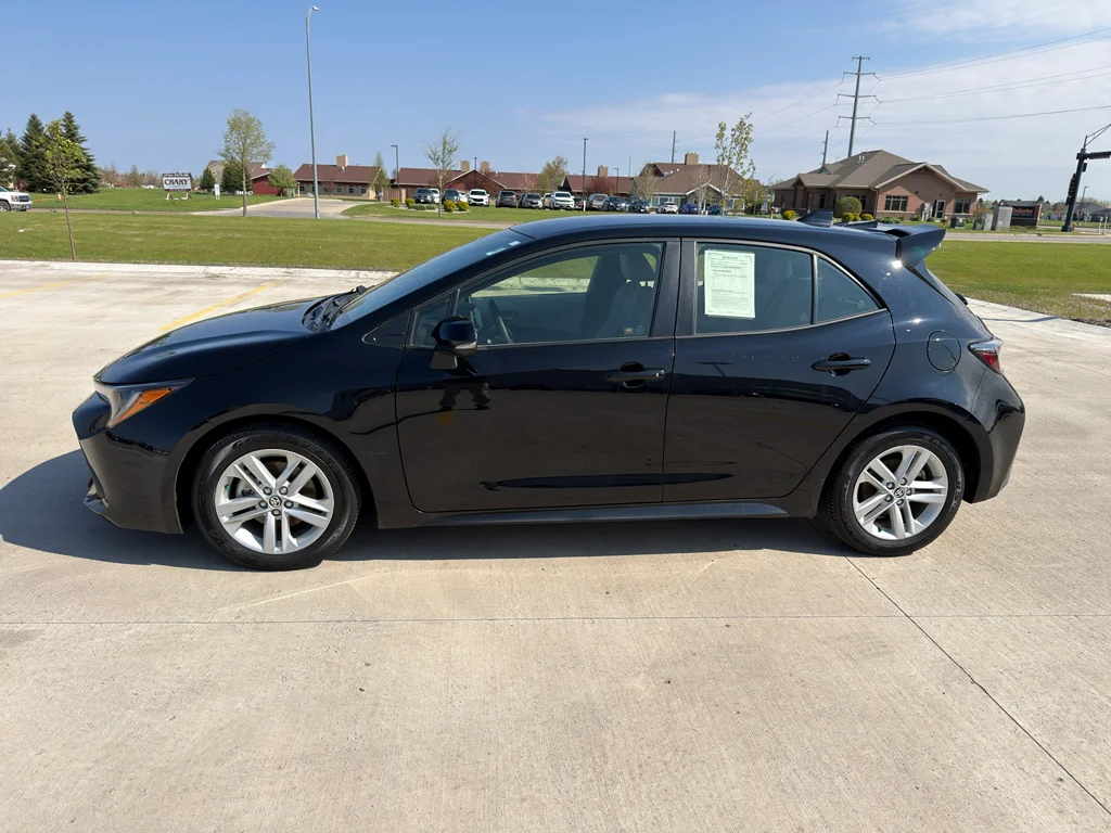 Used 2019 Midnight Black Metallic Toyota SE image 1