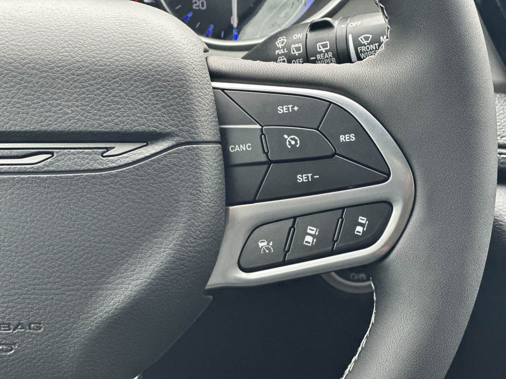 New 2027 Diamond Black Crystal Pearl-Coat Exterior Paint Chrysler Select image 30
