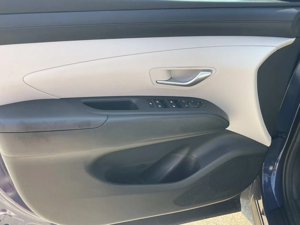 Used 2025  Hyundai SEL image 12