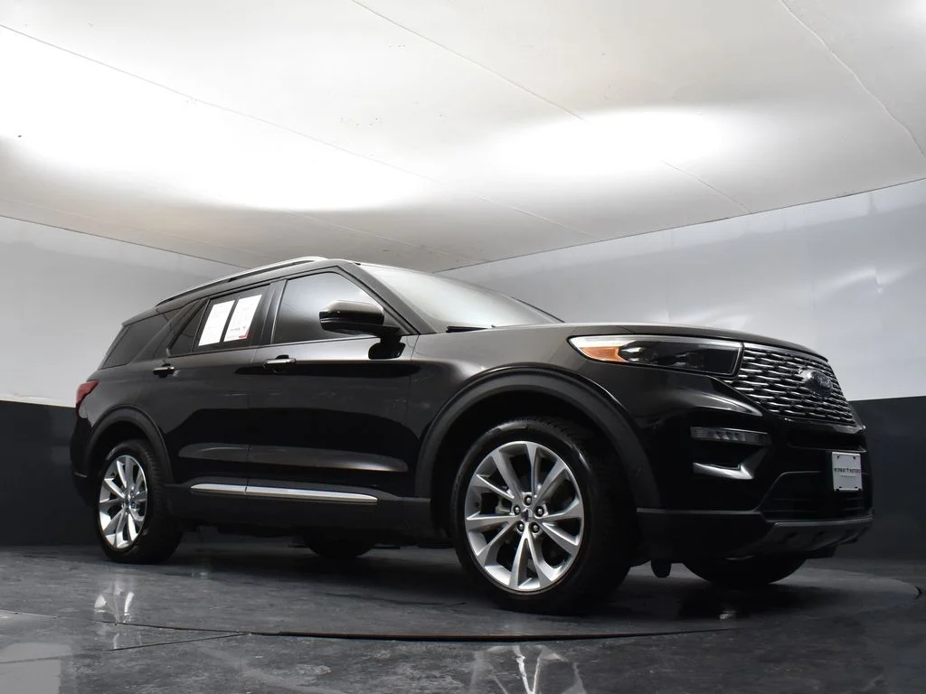 Used 2021 Black Metallic Ford Platinum image 30