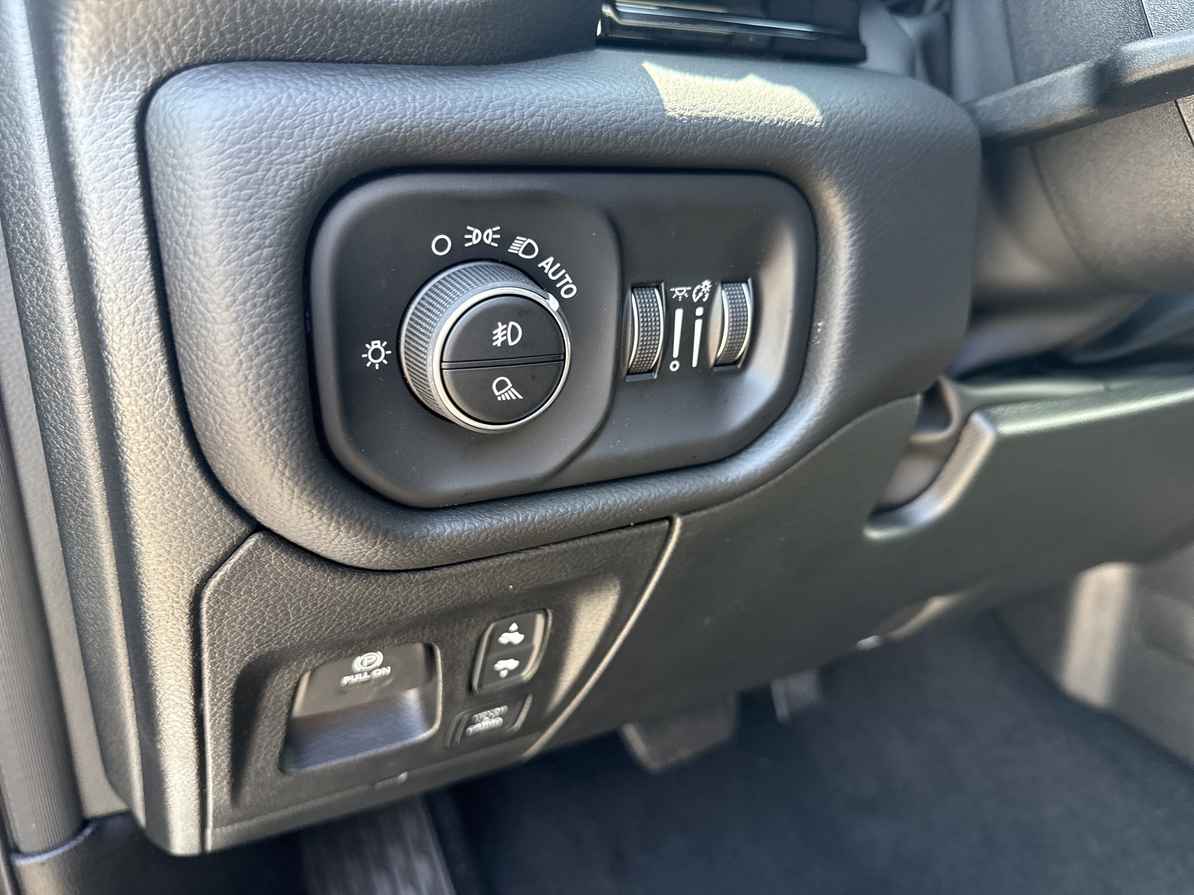 New 2026 Diamond Black Crystal Pearl-Coat Exterior Paint RAM Laramie image 35