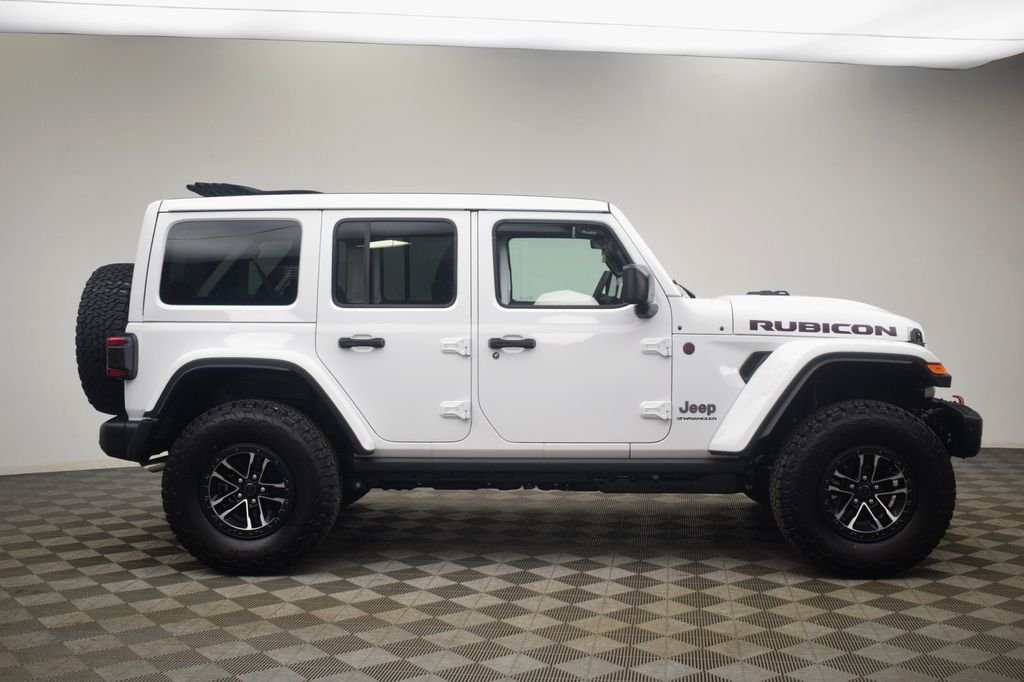 New 2026 Bright White Clear-Coat Exterior Paint Jeep Rubicon X image 6