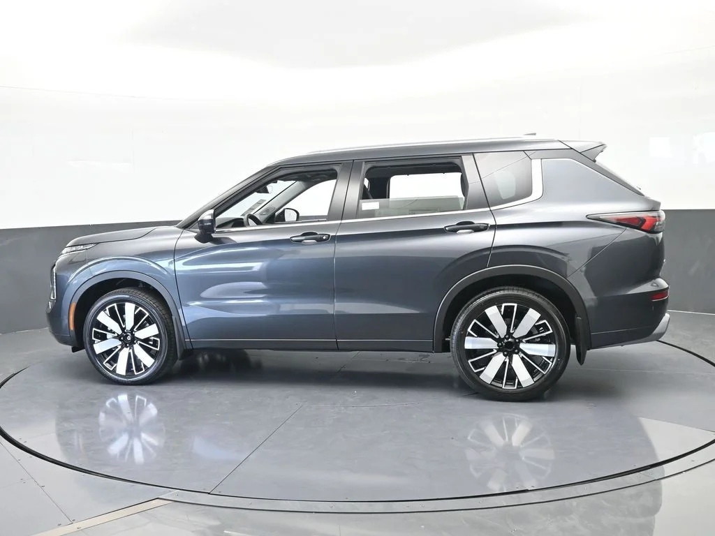 New 2026 Gray Mitsubishi SEL image 3