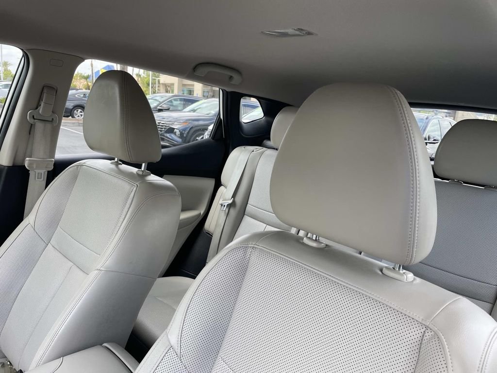 Used 2022 White Nissan SL image 21