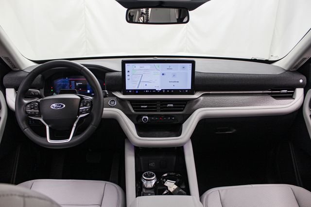New 2026 Star White Metallic Tri-Coat Ford Platinum™ image 24