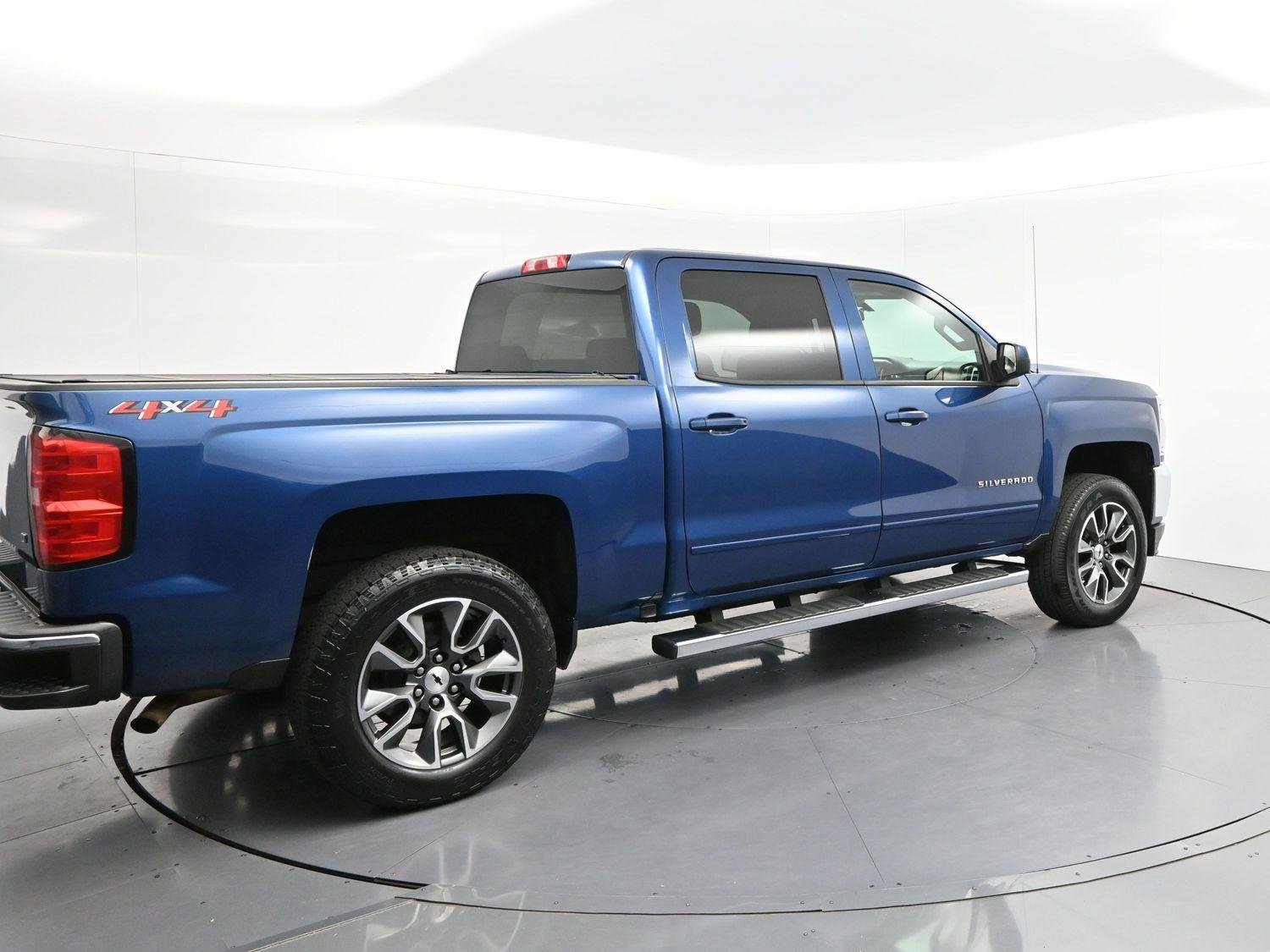 Used 2018 Deep Ocean Blue Metallic Chevrolet LT image 7
