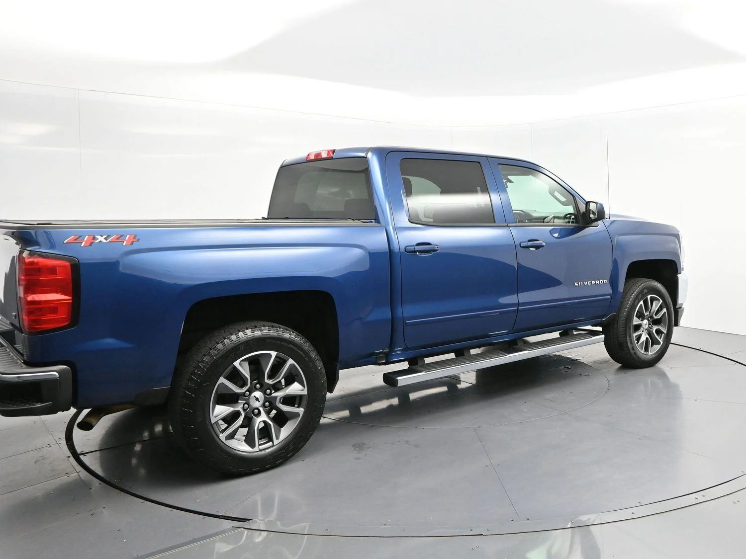 Used 2018 Deep Ocean Blue Metallic Chevrolet LT image 7