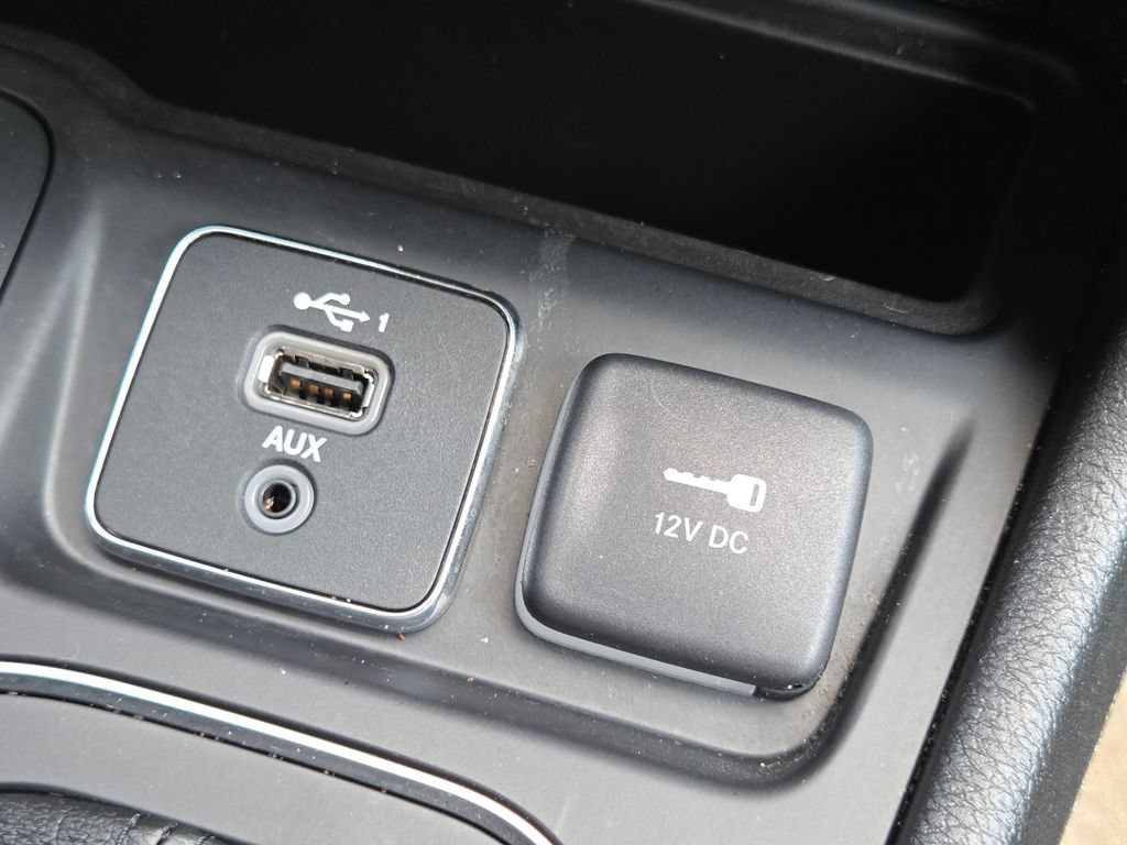 Used 2022 Granite Crystal Metallic Clearcoat Jeep Latitude Lux image 12