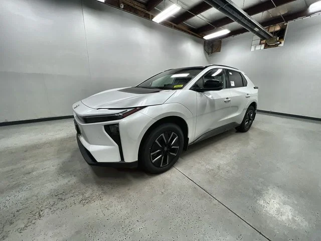 New 2026 Wind Chill Pearl <sup>1</sup> Toyota  XLE image 4