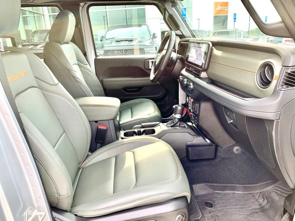 Used 2024 Silver Jeep Mojave image 28