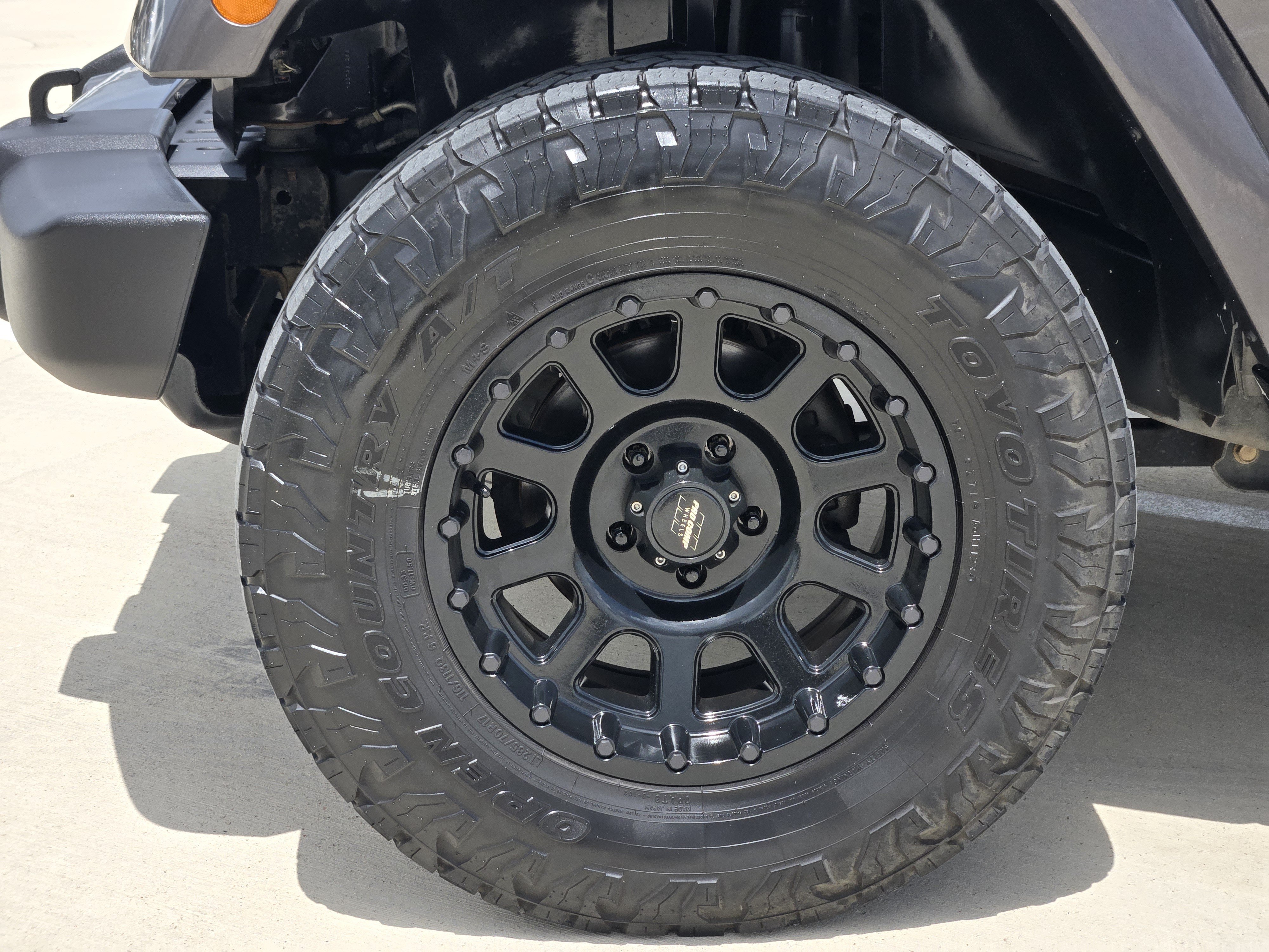 Used 2017 Granite Crystal Metallic Clearcoat Jeep Sahara image 14