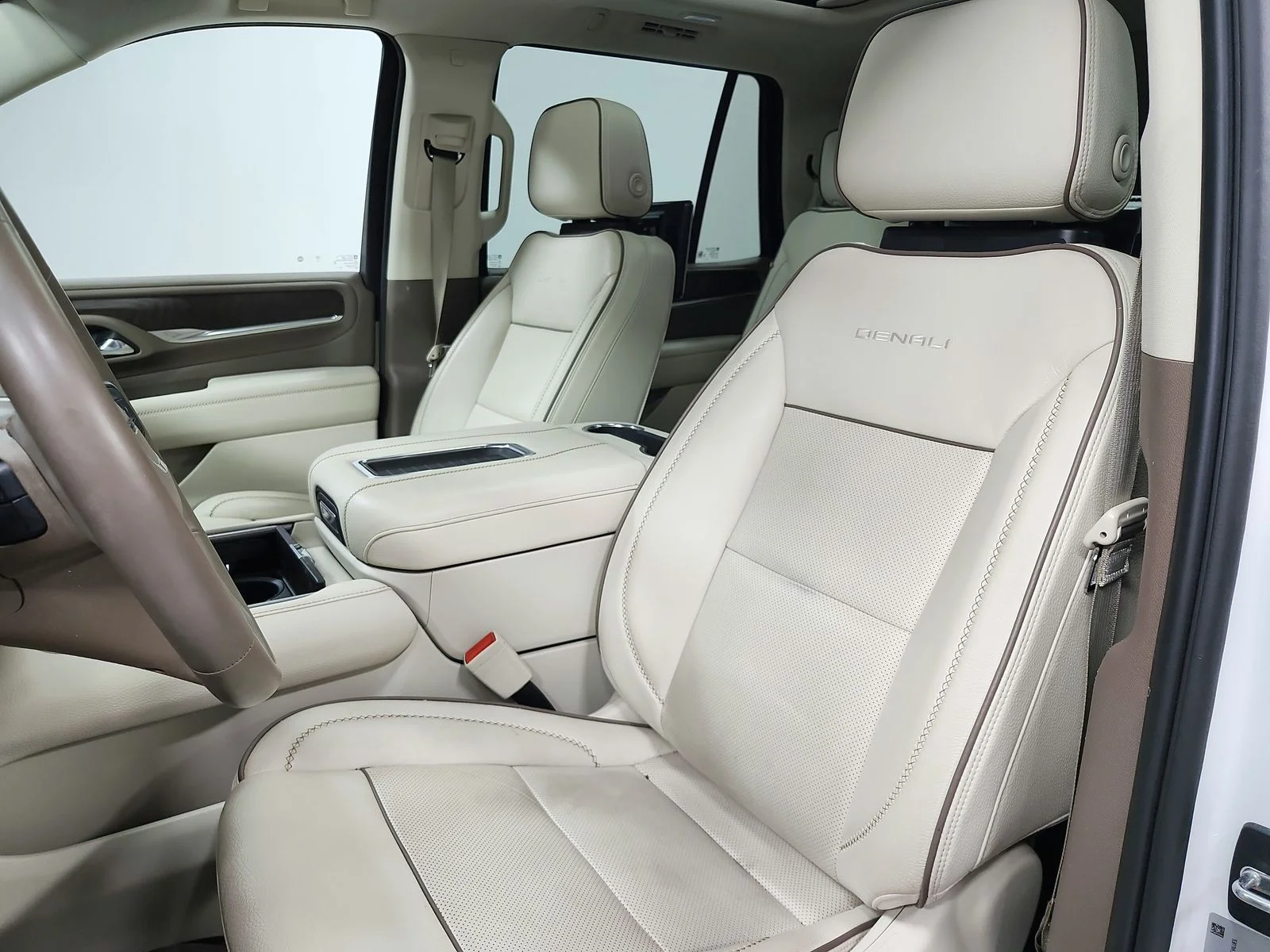Used 2023 White Frost Tricoat GMC Denali image 10