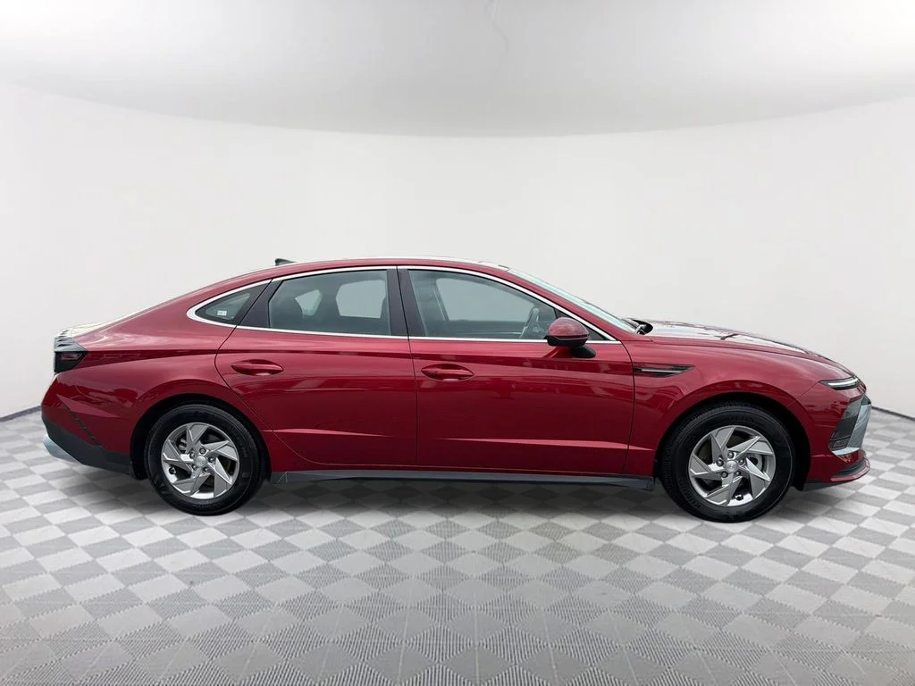 Used 2025 Red Hyundai SE image 4