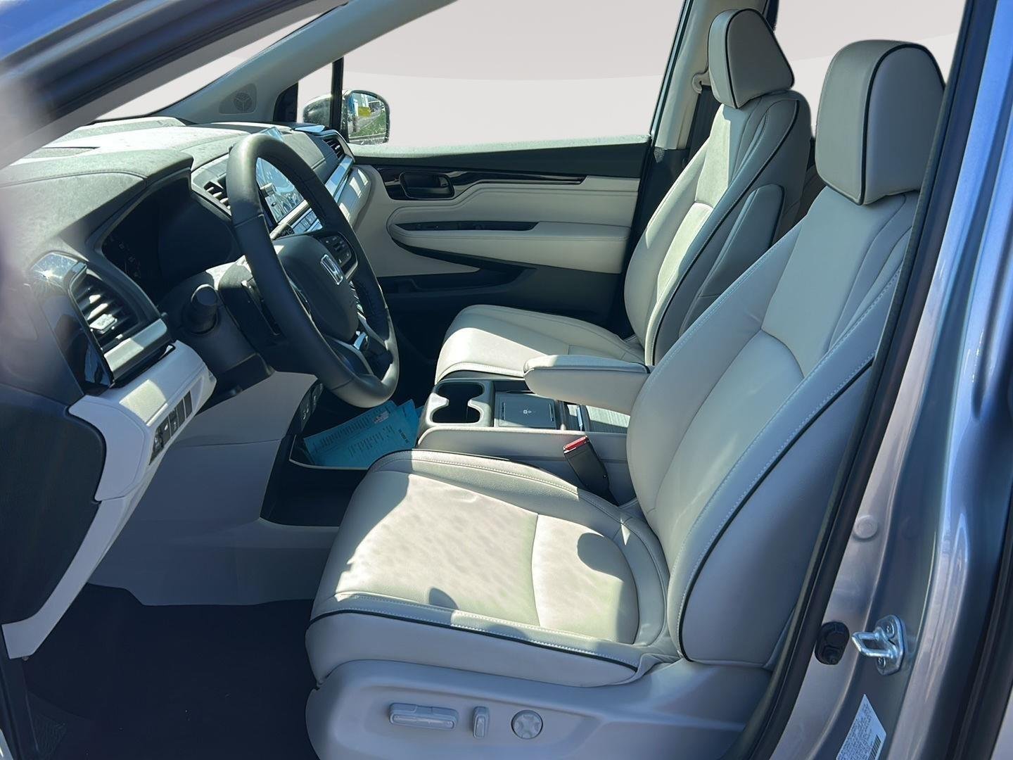 New 2026 Solar Silver Metallic Honda Touring image 13